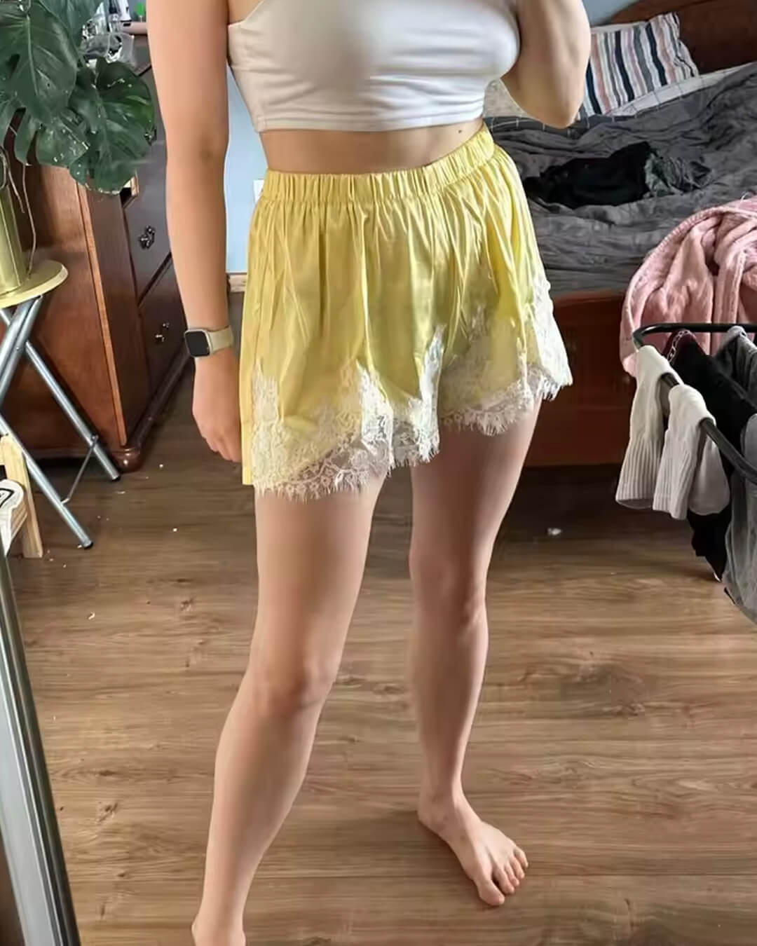 Laura Dantel Yamalı Saten Şort