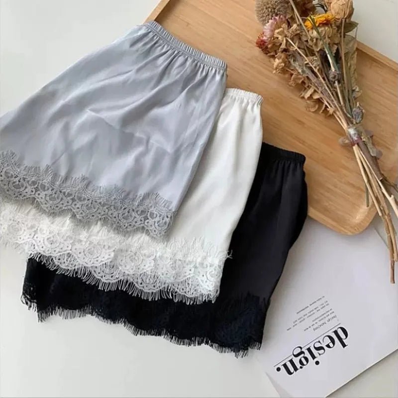 Elaine Dantel Detaylı Saten Mini Şort