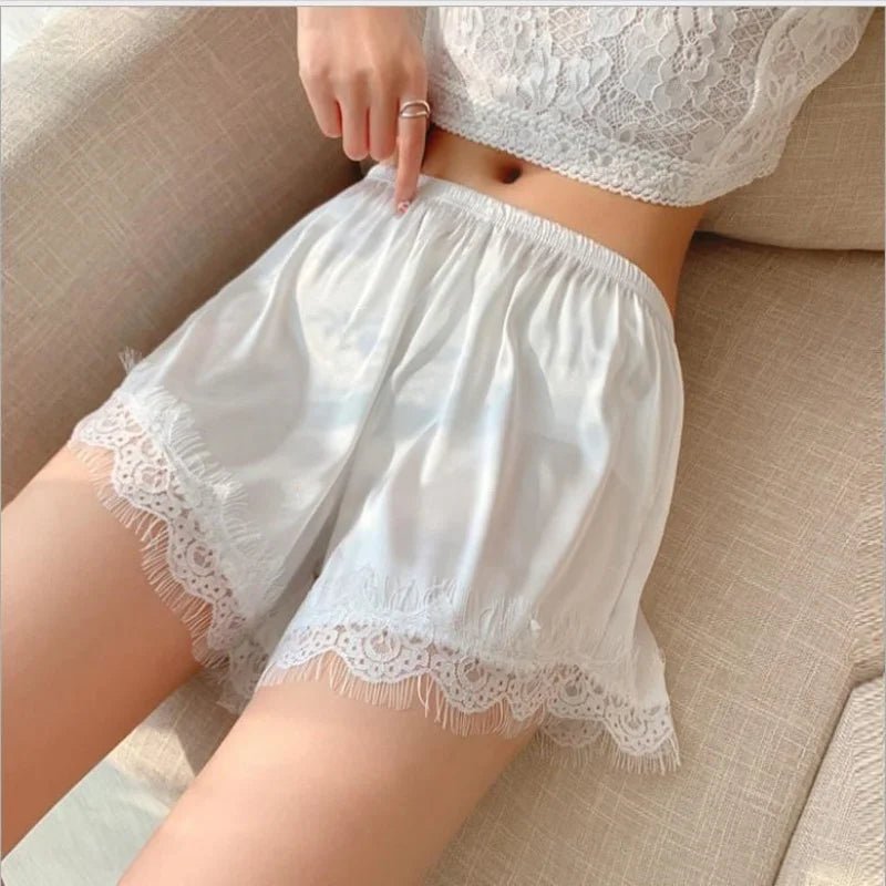 Elaine Dantel Detaylı Saten Mini Şort