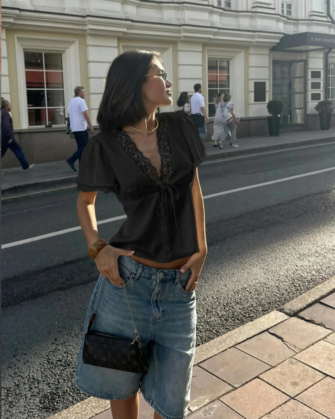 Gül Desenli Dantelli Kısa Kollu V Yaka Bluz