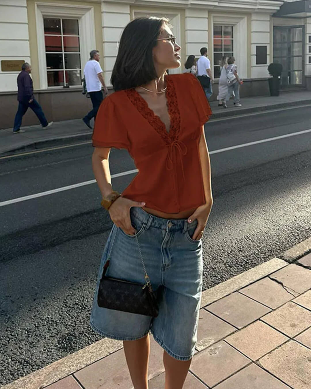 Gül Desenli Dantelli Kısa Kollu V Yaka Bluz